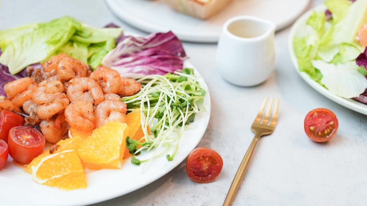 Shrimp salad with tomatoes and orange